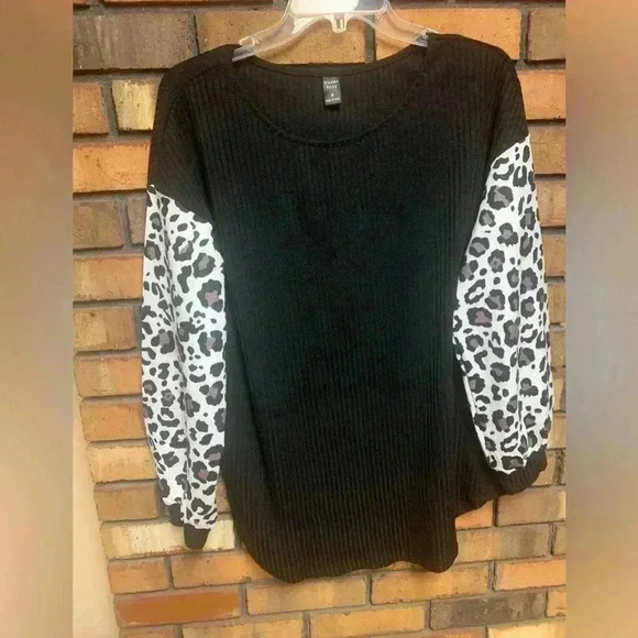 Emery Rose Women’s Cow Print Sleeve Blouse - Picture 1 of 3